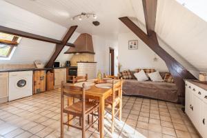 eine Küche und ein Wohnzimmer mit einem Tisch und einem Sofa in der Unterkunft Gary Vallée in Sazos