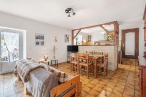 ein Wohnzimmer mit einem Tisch und ein Esszimmer in der Unterkunft Gary Vallée in Sazos