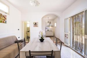 a living room with a table and a couch at Villa Aurea Retreat Lux in Porto Cesareo