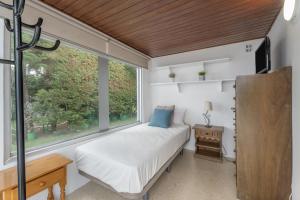 a bedroom with a bed and a window at Casa Mara in Sauzal