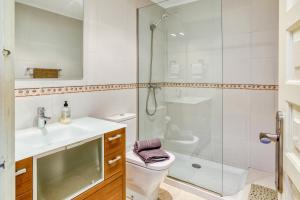 a bathroom with a shower and a toilet and a sink at Apartamento Roses Victor in Roses