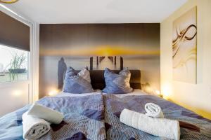 a bedroom with a large bed with towels on it at Apartment Ankerplatz in Bremerhaven