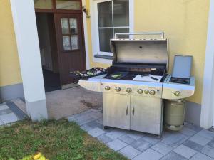 a barbecue grill sitting outside of a house at Rosenzauber Kraxler Pärchen in Weißenstadt