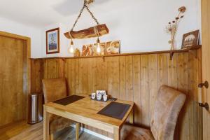 a dining room with a wooden table and chairs at Ferienwohnung Dorlar in Schmallenberg
