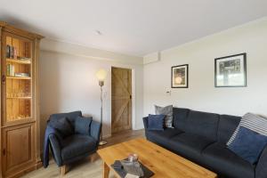 a living room with a couch and two chairs at Ferienwohnung Dorlar in Schmallenberg
