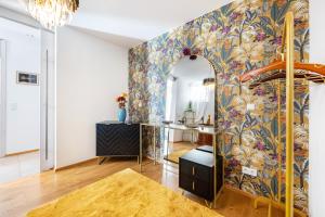 a room with a wall with a floral wallpaper at Apartment Himmelweit in Freyung