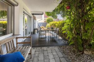 a patio with a table and chairs on a porch at Haus Auryn in Markelfingen