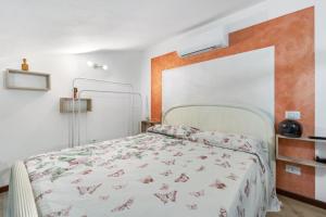 a bedroom with a bed with a bedspread with butterflies on it at Casa Eleonora in San Sperate