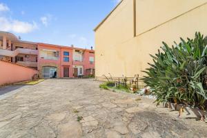 an empty street in front of a building at Casa Eleonora in San Sperate