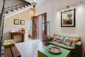 a living room with a green couch and a fireplace at Casa Roberta in Granitola