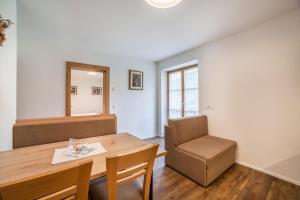 a dining room with a table and a chair at Parigger Apt Lavendel in Racines