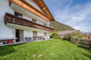 an external view of a house with a yard at Parigger Apt Lavendel in Racines