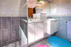 a bathroom with two sinks and a shower at Maison de vacances proche de Sarlat in Carsac-Aillac +17 photos