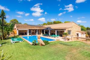 a house with a swimming pool in the yard at Casa Toni in Portocolom