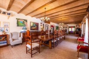 a dining room with a long table and chairs at Casa Toni in Portocolom