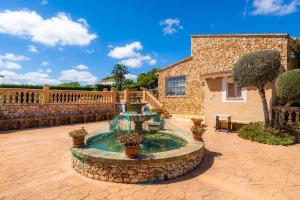 a patio with a fountain in front of a house at Casa Toni in Portocolom