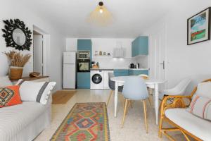 a living room with a white couch and a table at Rez de villa avec jardin vue mer in Fréjus