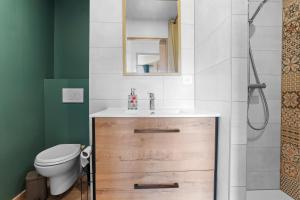 a bathroom with a sink and a toilet at Rez de villa avec jardin vue mer in Fréjus