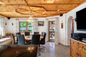a dining room with a table and chairs at Ferienwohnung Lapislazuli in Mittenwald