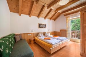 a bedroom with two beds and a couch at Ferienhaus Hof am Schloss in Prato allo Stelvio