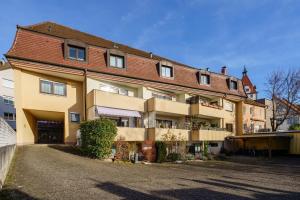 a large apartment building with a lot of windows at Flora und Fauna by Kamelu in Gengenbach