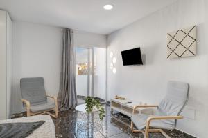 a living room with two chairs and a tv at Casa sofia in Arrecife