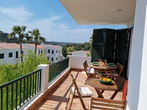 ein Balkon mit Tisch und Stühlen und Aussicht in der Unterkunft El Ton Golf in Son Parc