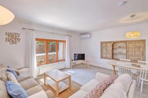 a living room with a couch and a table at Sant Antoni in Santanyi
