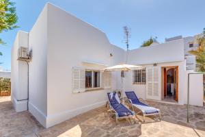 a patio with two chairs and an umbrella at Sant Antoni in Santanyi