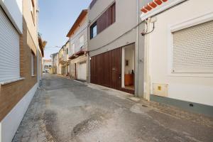 an empty alley way with buildings and a street at Flor de Sá in Aveiro