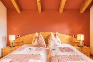 a bedroom with two beds and two lamps at Oberplunerhof - Fewo Bruneck in Colli in Pusteria