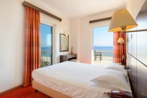 Postel nebo postele na pokoji v ubytování Akrata Beach Hotel