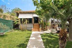 a house with a palm tree in the yard at Villa Koutoupakia in Kefallonia