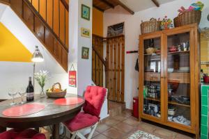 a dining room with a table and red chairs at Casita Kunterbunt in Alicante