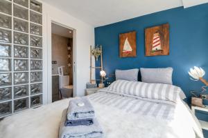 a bedroom with a large bed with blue walls at Casita Kunterbunt in Alicante