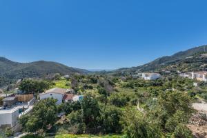 a view of the hills and houses at Dúplex Bellas Vistas in Ojén
