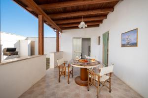 a dining room with a table and chairs at Villa Privata Spiaggia Del Sole in Porto Cesareo