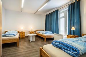 a bedroom with two beds and a window at Nguyen und Le in Neukirch