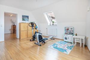 a living room with a desk and a treadmill at Storchenblick in Wunstorf