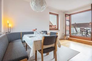 a living room with a table and a couch at Storchenblick in Wunstorf
