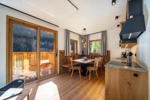 a kitchen and dining room with a table and chairs at Grogg 608 Apt I in Martello