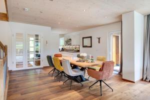 a dining room with a table and chairs at Chalet Foret - Ferienhaus in Todtnauberg