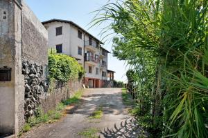 an alley with a building on the side of a road at Casa Vera in Gavi