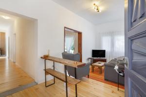 a living room with a table and a couch at Picarus Home in Tacoronte