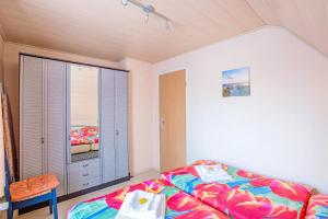 a small bedroom with a bed and a window at Ferienwohnung Itzehoe in Itzehoe