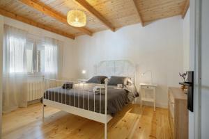 a bedroom with a bed and a wooden ceiling at Picarus Home in Tacoronte