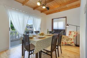 a dining room with a table and chairs and a living room at Picarus Home in Tacoronte