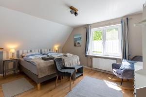 a bedroom with a bed and a window at Ferienhof An Der Wehle Pellworm in Pellworm