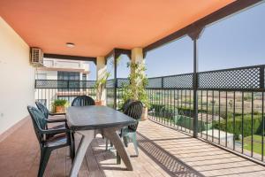 a patio with a table and chairs on a balcony at Camaleón 7 in Chipiona