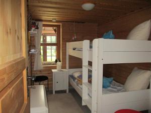 a bedroom with two bunk beds in a cabin at Altes Jägerhaus in Lübbenow
